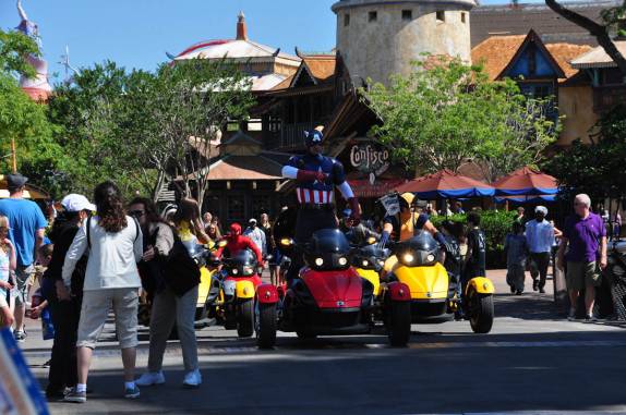 Herois da Marvel passeiam pelo parque da Universal em Orlando, na Flórida - Estados Unidos